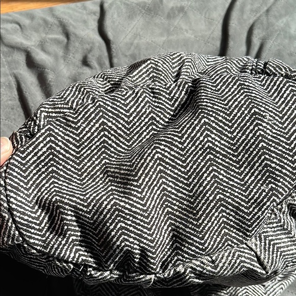 Thirty-One Black and White Chevron Shoulder Bag - Picture 14 of 14
